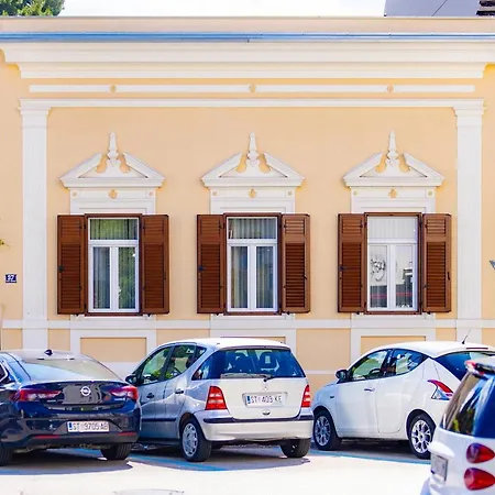 Antique Garden Villa *