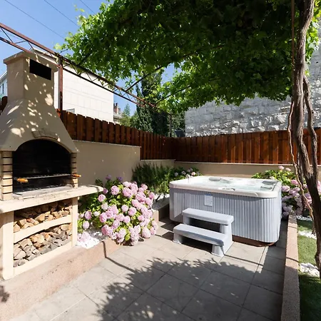 Antique Garden Villa