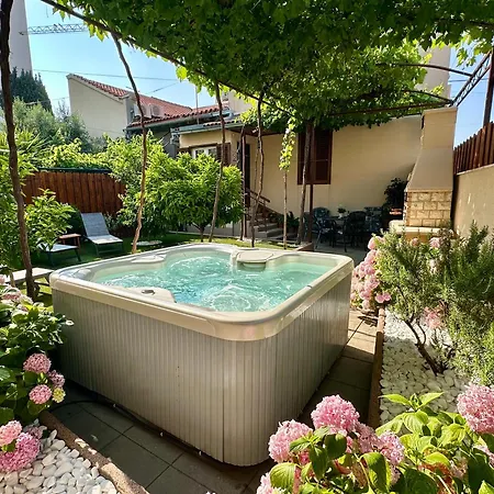 Antique Garden Villa *