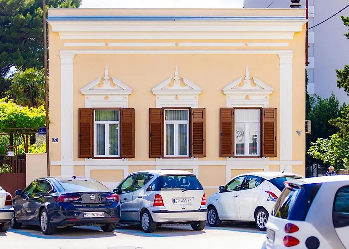 Antique Garden Villa *